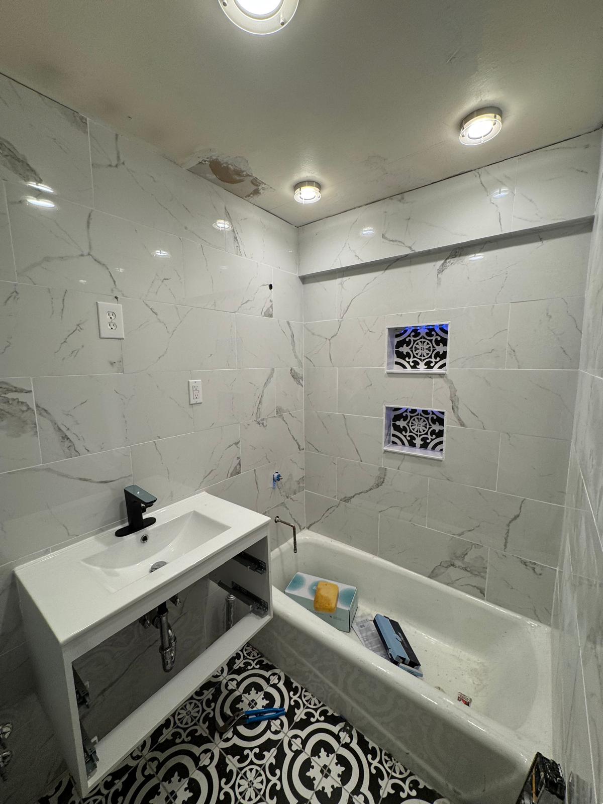 Bathroom with marble tiles and patterned floor